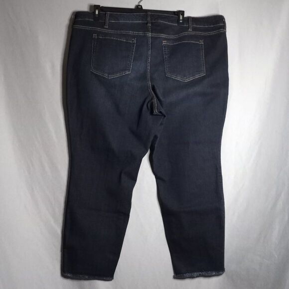 Torrid Premium Boyfriend Crop Frayed Hem Women's Dark Wash Jeans Size 26 NWT - Picture 2 of 11